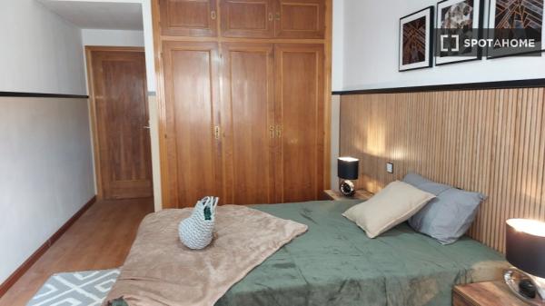 Se alquila habitación en piso de 6 habitaciones en Madrid