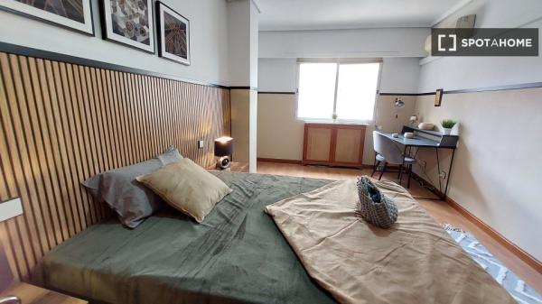 Se alquila habitación en piso de 6 habitaciones en Madrid