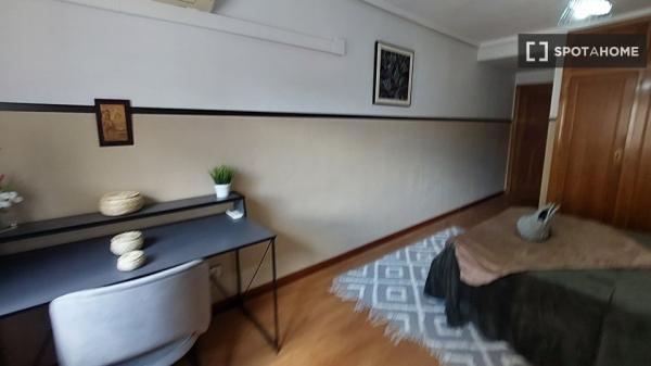 Se alquila habitación en piso de 6 habitaciones en Madrid