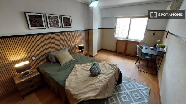 Se alquila habitación en piso de 6 habitaciones en Madrid