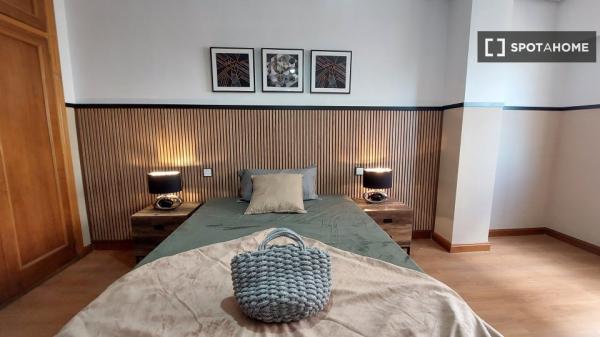 Se alquila habitación en piso de 6 habitaciones en Madrid