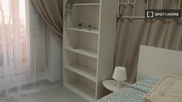 Se alquila habitación en piso compartido en Valencia