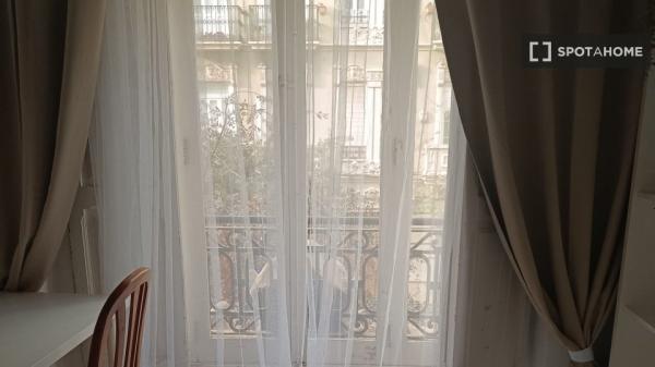 Se alquila habitación en piso compartido en Valencia