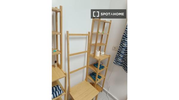 Se alquila habitación en piso compartido en Valencia