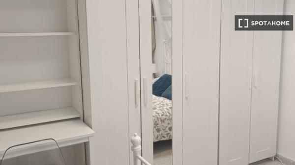 Se alquila habitación en piso compartido en Valencia