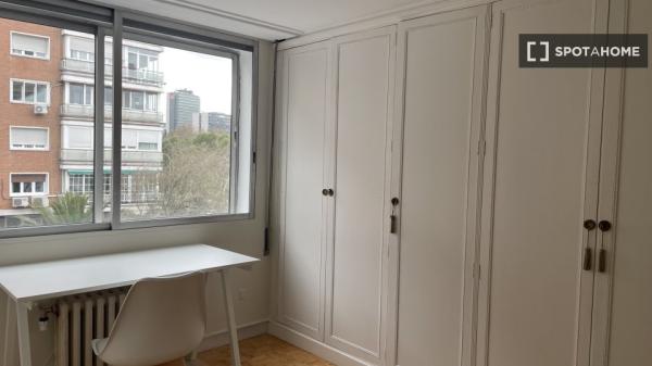 Habitación en piso compartido en madrid.