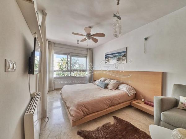 Chalet adosado en calle Océano, 28