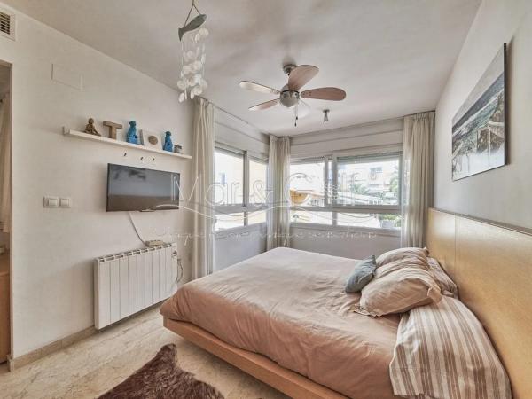 Chalet adosado en calle Océano, 28