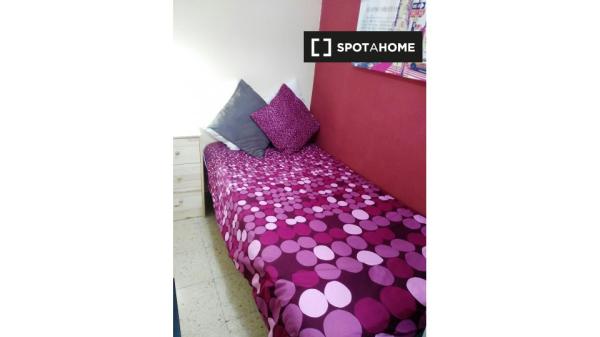 Zimmer in 6-Zimmer-Wohnung in Alcalá de Henares, Madrid