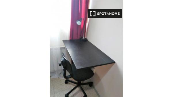 Zimmer in 6-Zimmer-Wohnung in Alcalá de Henares, Madrid