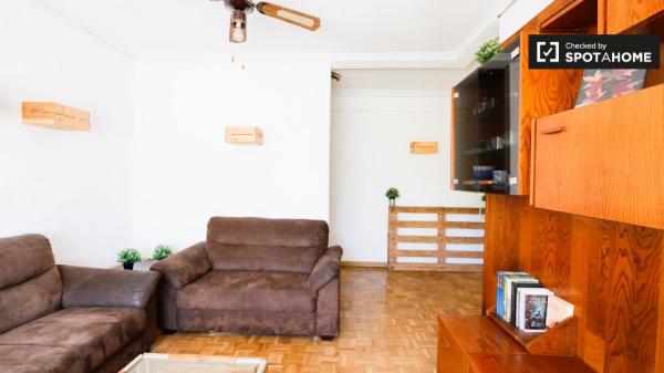 Amplio apartamento de 3 dormitorios en alquiler en Aluche, Madrid