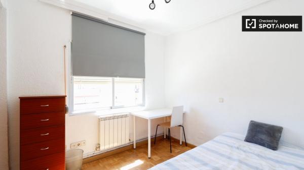 Amplio apartamento de 3 dormitorios en alquiler en Aluche, Madrid