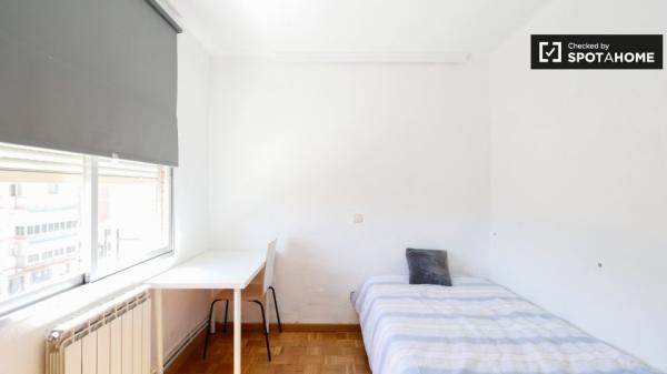 Amplio apartamento de 3 dormitorios en alquiler en Aluche, Madrid