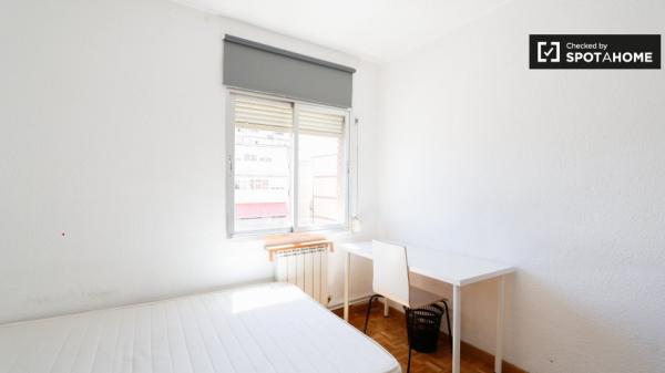 Amplio apartamento de 3 dormitorios en alquiler en Aluche, Madrid