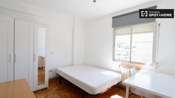 Amplio apartamento de 3 dormitorios en alquiler en Aluche, Madrid