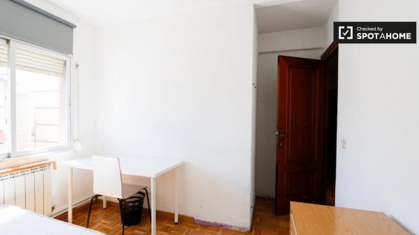 Amplio apartamento de 3 dormitorios en alquiler en Aluche, Madrid