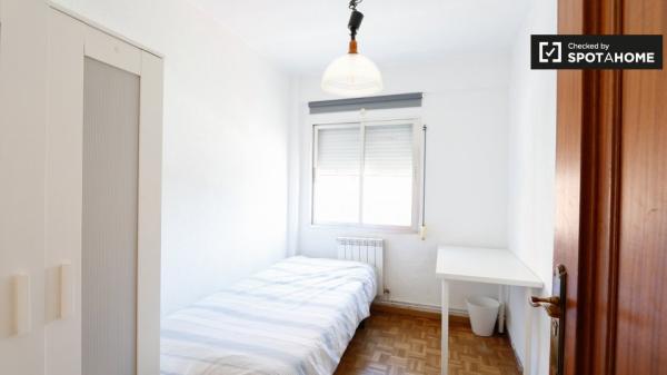 Amplio apartamento de 3 dormitorios en alquiler en Aluche, Madrid