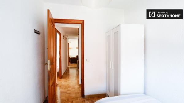 Amplio apartamento de 3 dormitorios en alquiler en Aluche, Madrid