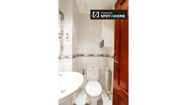 Amplio apartamento de 3 dormitorios en alquiler en Aluche, Madrid