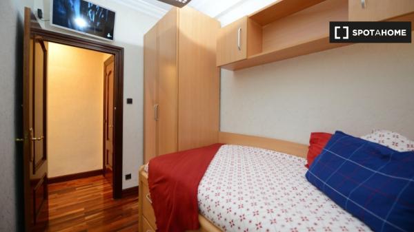 Stylish room in 4-bedroom apartment in Bilbao