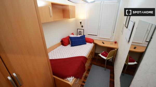 Stylish room in 4-bedroom apartment in Bilbao