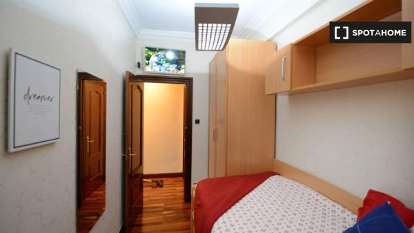 Stylish room in 4-bedroom apartment in Bilbao