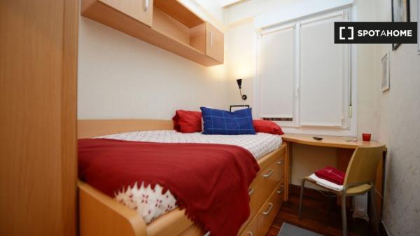Stylish room in 4-bedroom apartment in Bilbao