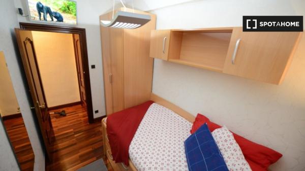 Stylish room in 4-bedroom apartment in Bilbao