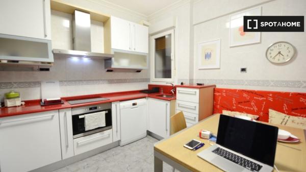 Stylish room in 4-bedroom apartment in Bilbao