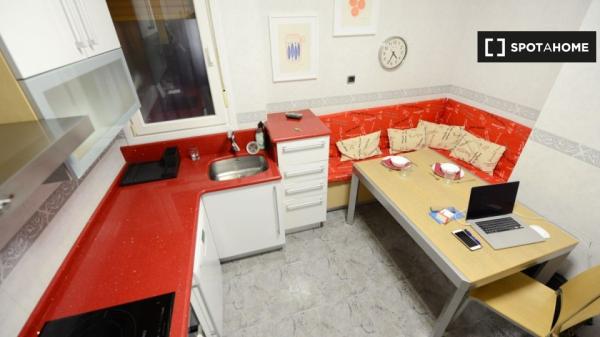 Stylish room in 4-bedroom apartment in Bilbao