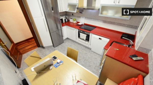 Stylish room in 4-bedroom apartment in Bilbao