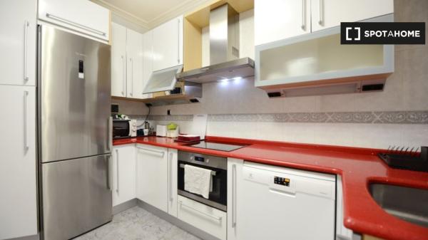 Stylish room in 4-bedroom apartment in Bilbao
