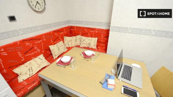 Stylish room in 4-bedroom apartment in Bilbao