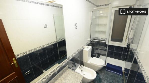 Stylish room in 4-bedroom apartment in Bilbao