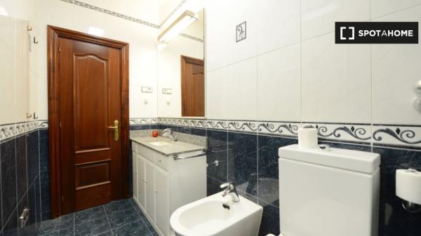 Stylish room in 4-bedroom apartment in Bilbao