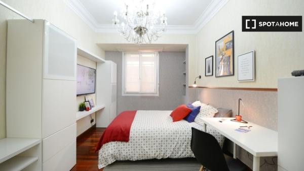 Stylish room in 4-bedroom apartment in Bilbao