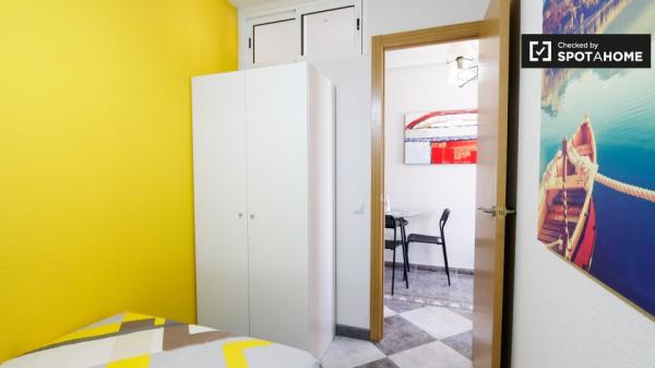 Habitación en piso de 5 dormitorios en Alcalá de Henares, Madrid.