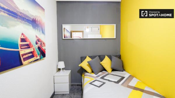 Habitación en piso de 5 dormitorios en Alcalá de Henares, Madrid.