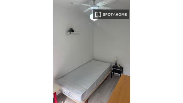 Se alquila habitación en piso de 3 dormitorios