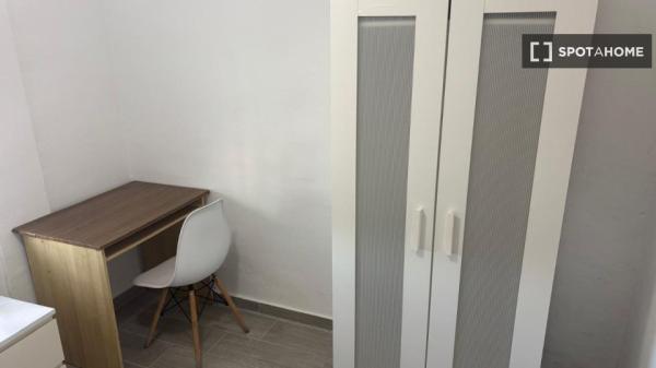 Se alquila habitación en piso de 3 dormitorios