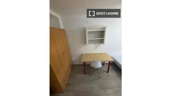 Se alquila habitación en piso de 3 dormitorios