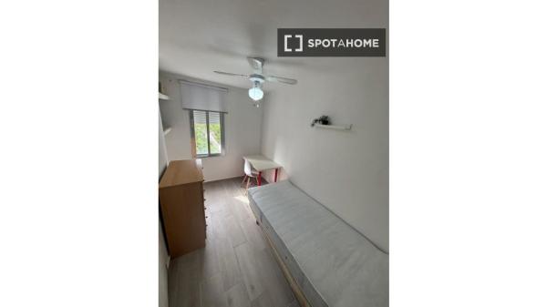 Se alquila habitación en piso de 3 dormitorios