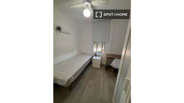 Se alquila habitación en piso de 3 dormitorios