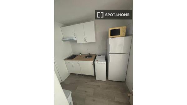 Se alquila habitación en piso de 3 dormitorios