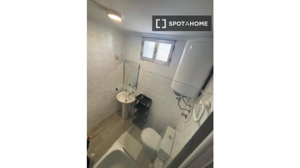 Se alquila habitación en piso de 3 dormitorios