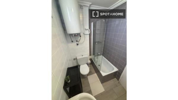 Se alquila habitación en piso de 3 dormitorios