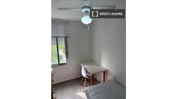 Se alquila habitación en piso de 3 dormitorios