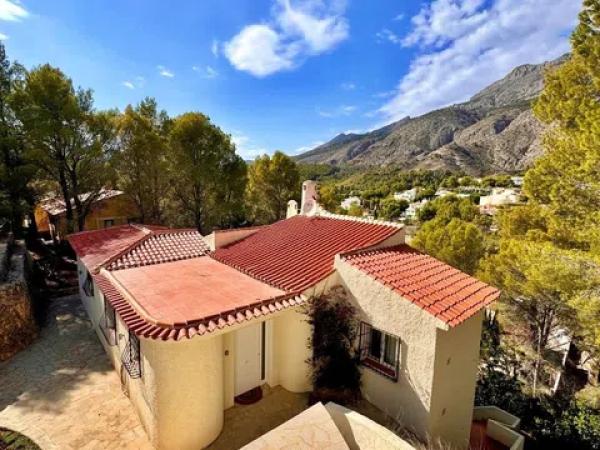 Casa independiente en avenida Principal