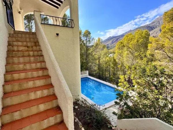 Casa independiente en avenida Principal