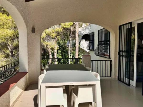 Casa independiente en avenida Principal